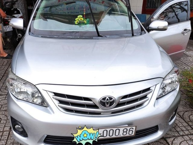 Cần bán gấp Toyota Corolla Altis đời 2011, màu bạc 