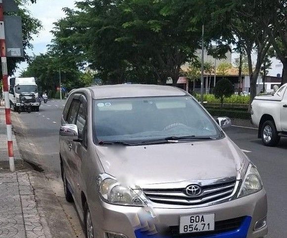 Bán xe Toyota Innova 2010, màu bạc xe gia đình, 240tr