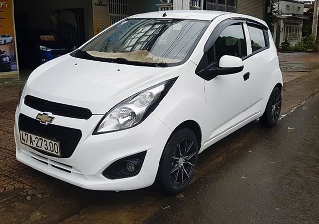 Bán xe Chevrolet Spark đời 2015, màu trắng còn mới