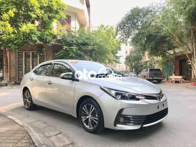 Bán xe Toyota Corolla Altis 1.8GAT năm sản xuất 2020, màu bạc 