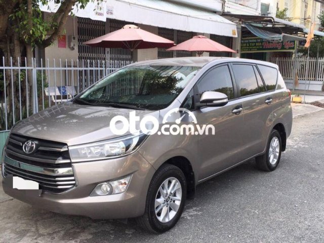 Cần bán xe Toyota Innova đời 2016, màu xám  