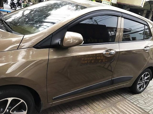 Bán xe Hyundai Grand i10 1.2 MT sản xuất năm 2018, màu nâu số sàn