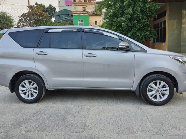 Bán Toyota Innova 2.0E MT sản xuất 2016, màu bạc giá cạnh tranh0