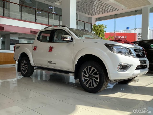 Nissan Navara VL 4WD, màu trắng, nhập khẩu