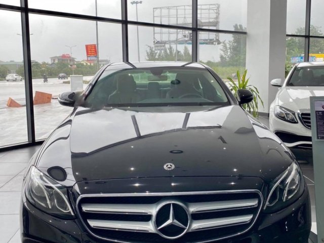 Bán Mercedes E180 năm 2021, màu đen0