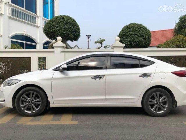 Cần bán xe Hyundai Elantra 1.6 AT đời 2018, màu trắng