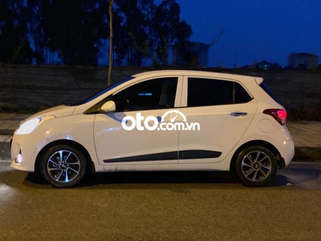 Bán Hyundai Grand i10 AT năm 2019, màu trắng số tự động