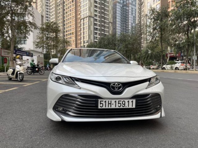 Cần bán gấp Toyota Camry 2.5Q sản xuất năm 2019, màu trắng, nhập khẩu nguyên chiếc như mới0