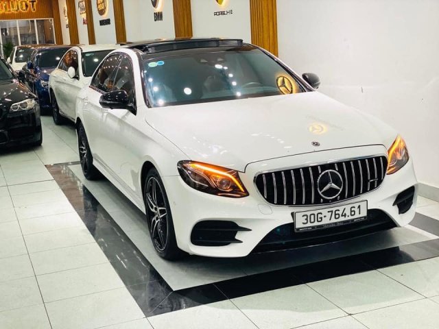 Bán xe Mercedes E300, model 2021, màu trắng