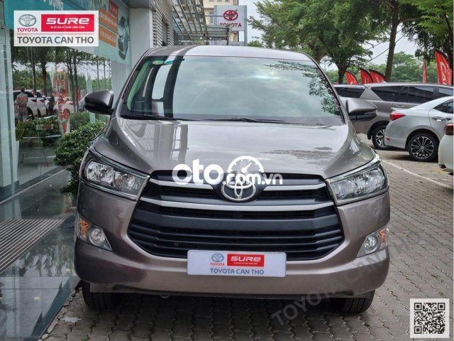 Bán Toyota Innova 2.0E MT năm 2018, màu đồng ánh kim0