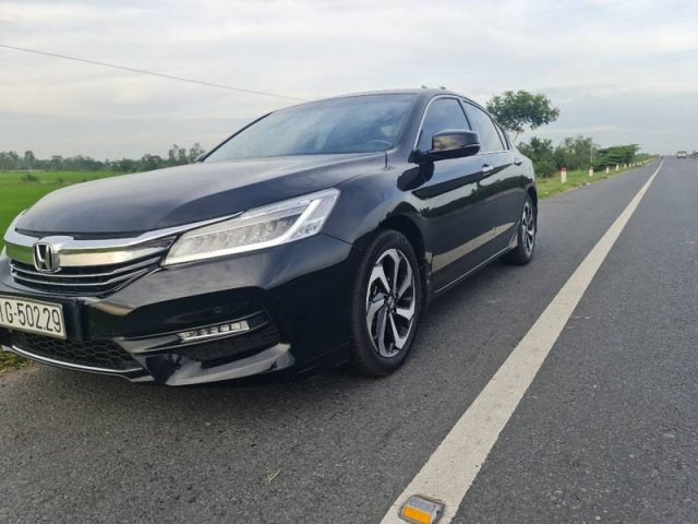 Cần bán lại xe Honda Accord 2.4 AT sản xuất 2017, màu đen, xe nhập