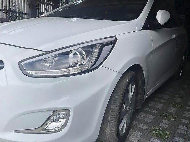 Cần bán xe Hyundai Accent sản xuất 2016, màu trắng, xe nhập