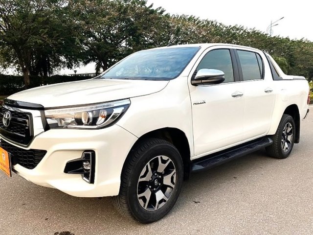 Khoang nội thất hiện đại của Toyota Hilux 2019