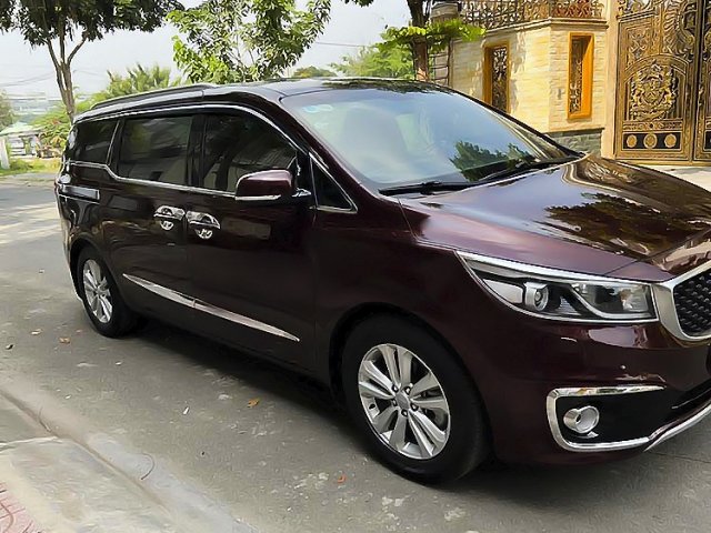 Cần bán Kia Sedona CRDi năm sản xuất 2017, màu đỏ, 780tr