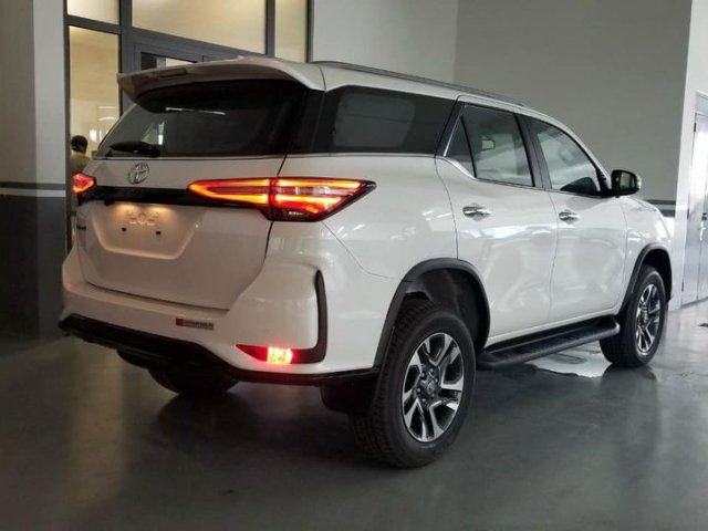 Bán Toyota Fortuner Legender 2.8 4x4 AT sản xuất năm 2021, màu trắng1