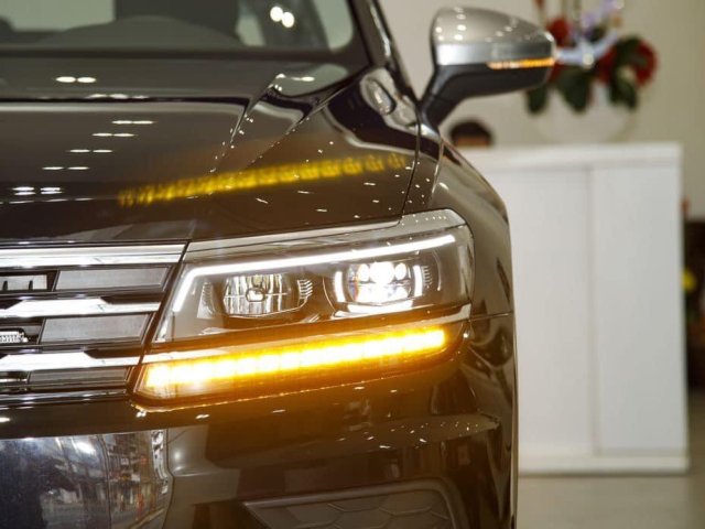 Volkswagen Tiguan Elegance - Sẵn xe đủ màu giao ngay kèm ưu đãi hấp dẫn trong tháng1