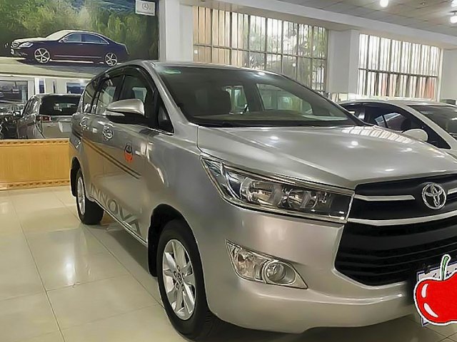 Xe Toyota Innova 2.0E năm 2016, màu bạc số sàn