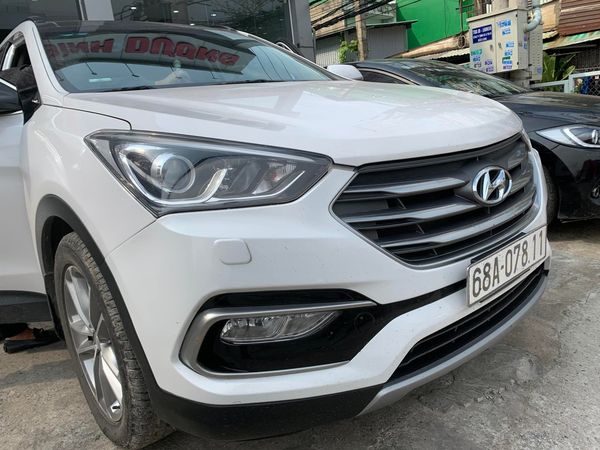 Xe Hyundai Santa Fe 2.2L 4WD năm 2017, màu trắng, 820tr