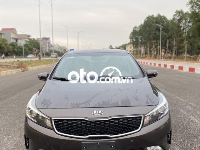 Cần bán gấp Kia Cerato 1.6 AT năm sản xuất 2018, màu nâu như mới0