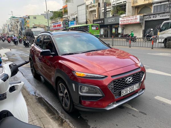 Cần bán Hyundai Kona 1.6 Tubo sản xuất năm 2018, màu đỏ, giá 615tr