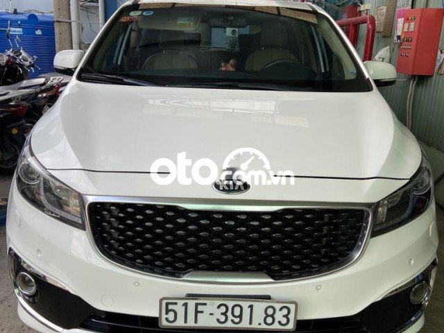 Cần bán gấp Kia Sedona 3.3L GATH năm sản xuất 2015, màu trắng xe gia đình, giá 700tr