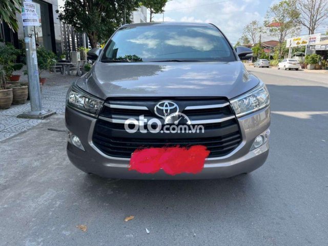 Cần bán lại xe Toyota Innova 2.0E sản xuất 2019, màu xám, giá tốt