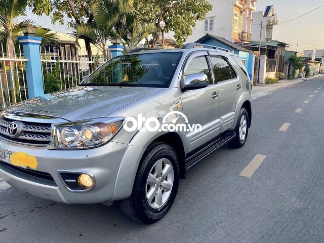 Bán Toyota Fortuner 2.7V 4x2AT sản xuất năm 2010, màu bạc0