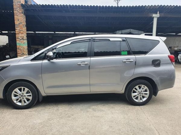 Bán xe Toyota Innova 2.0G năm sản xuất 2018, màu bạc, giá tốt