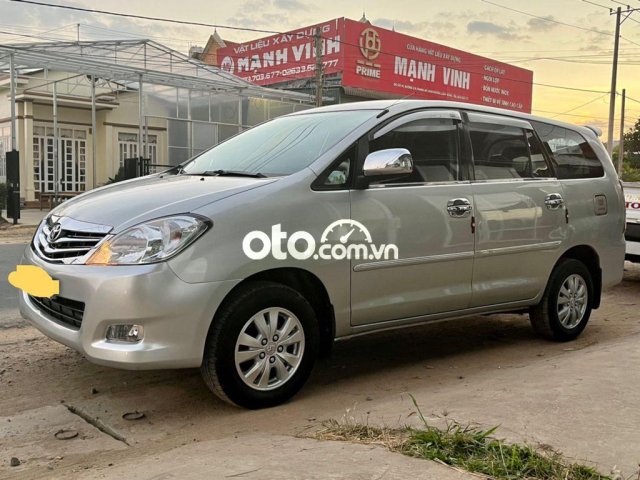 Xe Toyota Innova 2.0G năm sản xuất 2010, màu bạc