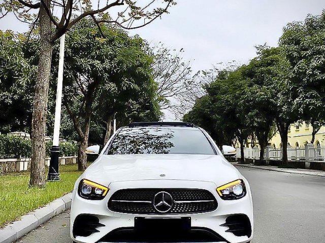 Cần bán xe Mercedes E300 AMG sản xuất năm 2021, màu trắng