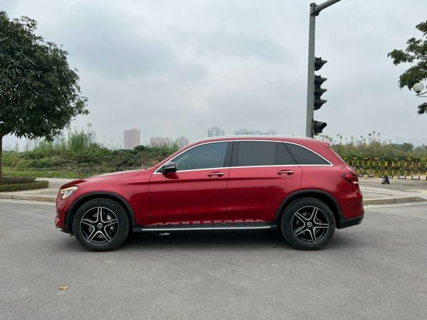 Xe Mercedes GLC300 4Matic năm sản xuất 2020, màu đỏ, nhập khẩu