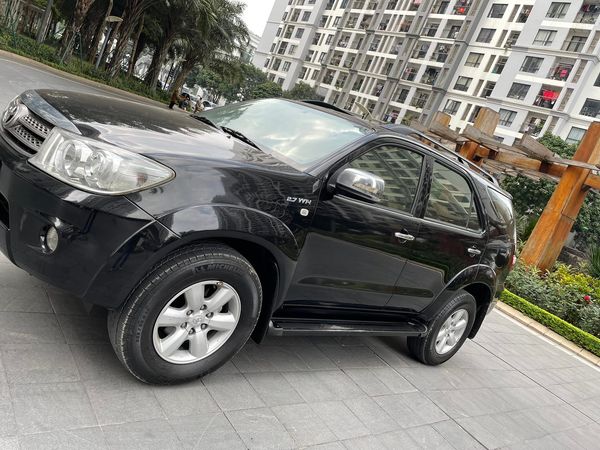 Cần bán gấp Toyota Fortuner 2.7V 4x4 AT sản xuất 2009, màu đen  