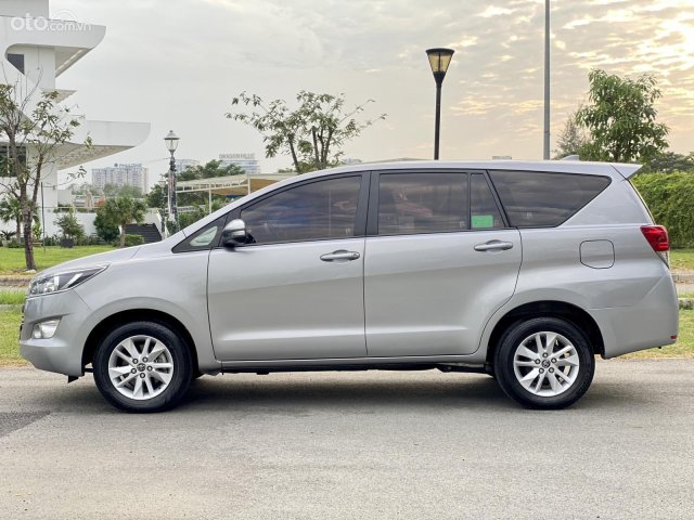 Bán gấp Toyota Innova 2.0E số sàn 2018 - Biển số Sài Gòn - Xe rất đẹp, vi vu đi Tết1