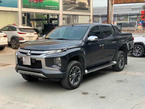 Cần bán lại xe Mitsubishi Triton Mivec Premium 4x2AT sản xuất năm 2018, màu xám0