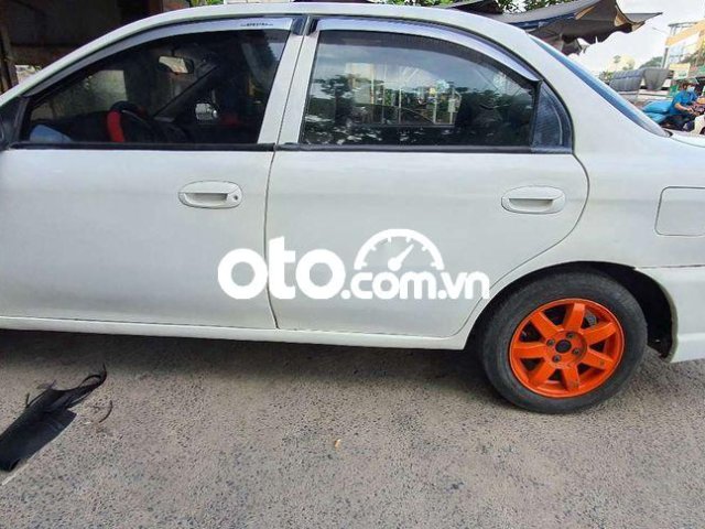 Xe Kia Spectra MT sản xuất 2004, màu trắng