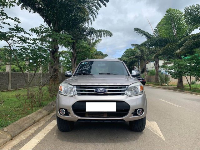 Cần bán Ford Everest 2.5MT 2014, số sàn, máy dầu, màu xám