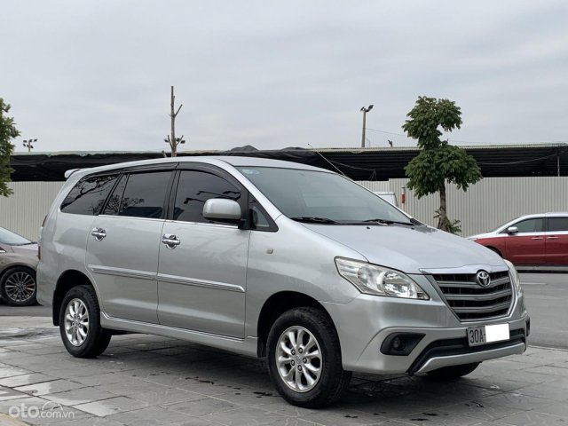 Bán gấp xe Toyota Innova 2.0E MT màu bạc, năm sản xuất 2014, giá cạnh tranh0