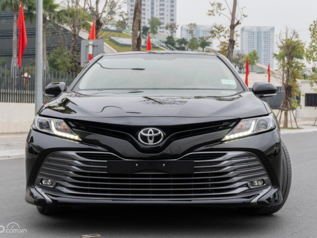 Cần bán xe Toyota Camry 2.0G màu đen, năm sản xuất 2020, xe siêu mới siêu lướt giá siêu tốt