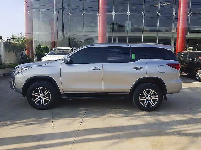 Cần bán gấp Toyota Fortuner 2.4 AT sản xuất năm 2019, màu bạc, nhập khẩu 