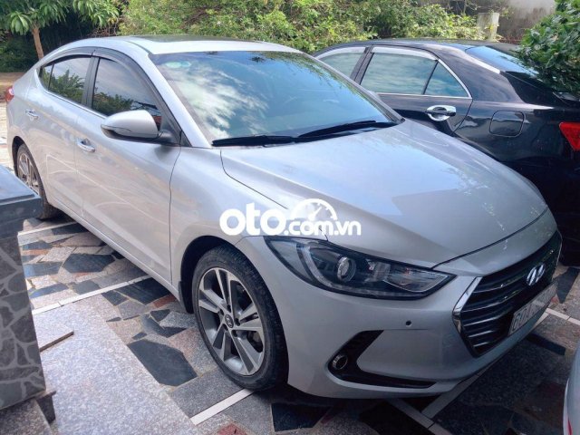 Bán ô tô Hyundai Elantra 2.0 AT năm 2016, màu bạc