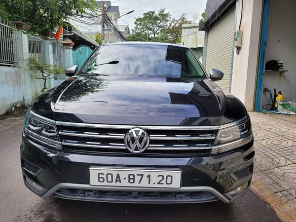 Xe Volkswagen Tiguan Luxury S sản xuất 2020, màu đen, nhập khẩu nguyên chiếc, xe như mới vì ít đi