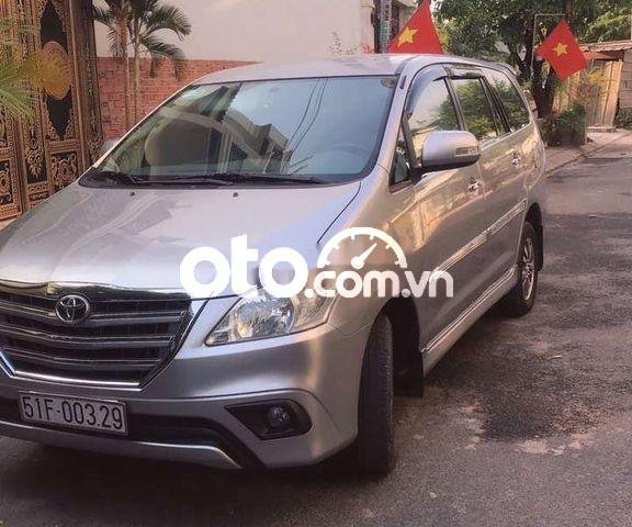 Cần bán gấp Toyota Innova E năm 2015, màu bạc