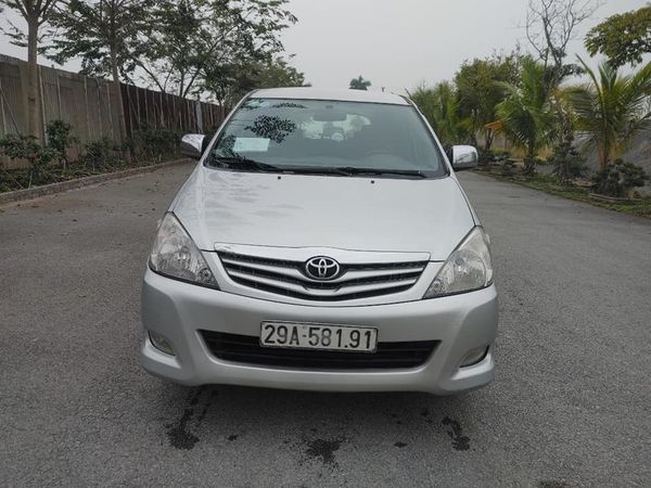 Bán ô tô Toyota Innova 2.0G năm 2009, màu bạc xe gia đình