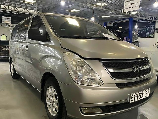 Bán Hyundai Starex 2.5MT sản xuất năm 2010, màu bạc, nhập khẩu số sàn, 599tr