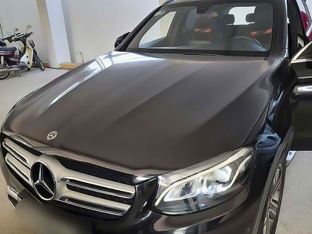 Cần bán xe Mercedes GLC200 năm sản xuất 2018, màu đen0