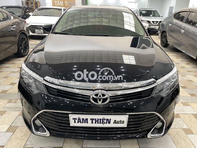 Cần bán gấp Toyota Camry 2.0E sản xuất 2018, màu đen chính chủ, giá 795tr