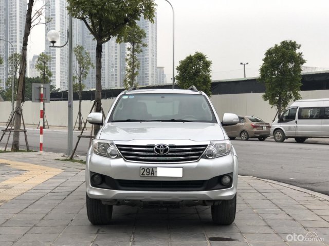 Bán xe Toyota Fortuner 2.7 4x2 AT năm 2013 màu bạc, giấy tờ đầy đủ hợp pháp lý, sang tên nhanh gọn lẹ