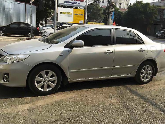 Cần bán gấp Toyota Corolla XLi 1.6 sản xuất năm 2011, màu bạc, xe nhập0