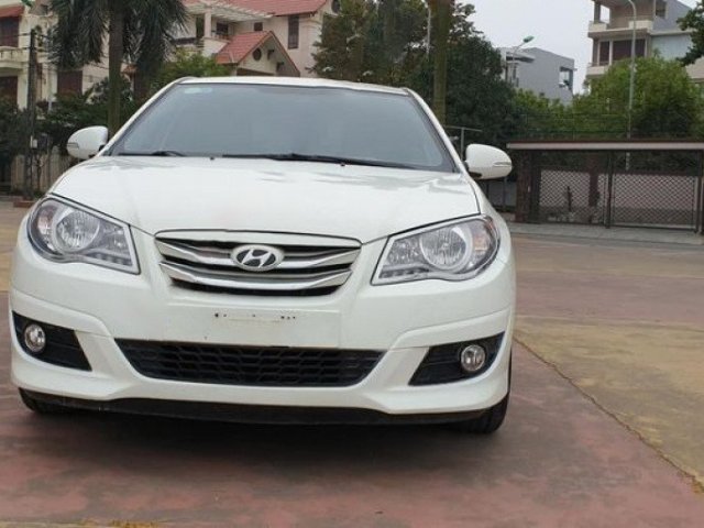 Cần bán gấp Hyundai Avante 1.6 MT sản xuất 2016, màu trắng 