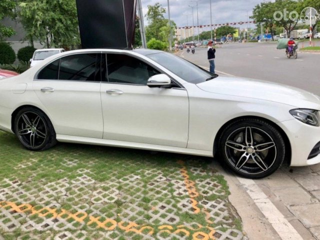 Cần bán gấp Mercedes E300 AMG sản xuất năm 2016, màu trắng xe gia đình